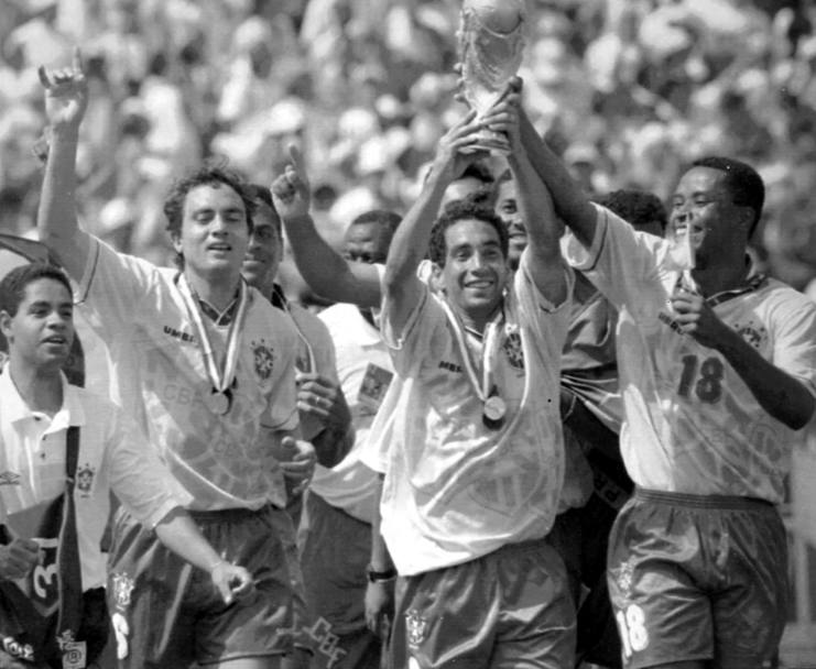 Il Brasile pu festeggiare: si riconoscono Branco, Zinho (con la coppa) e Paulo Sergio